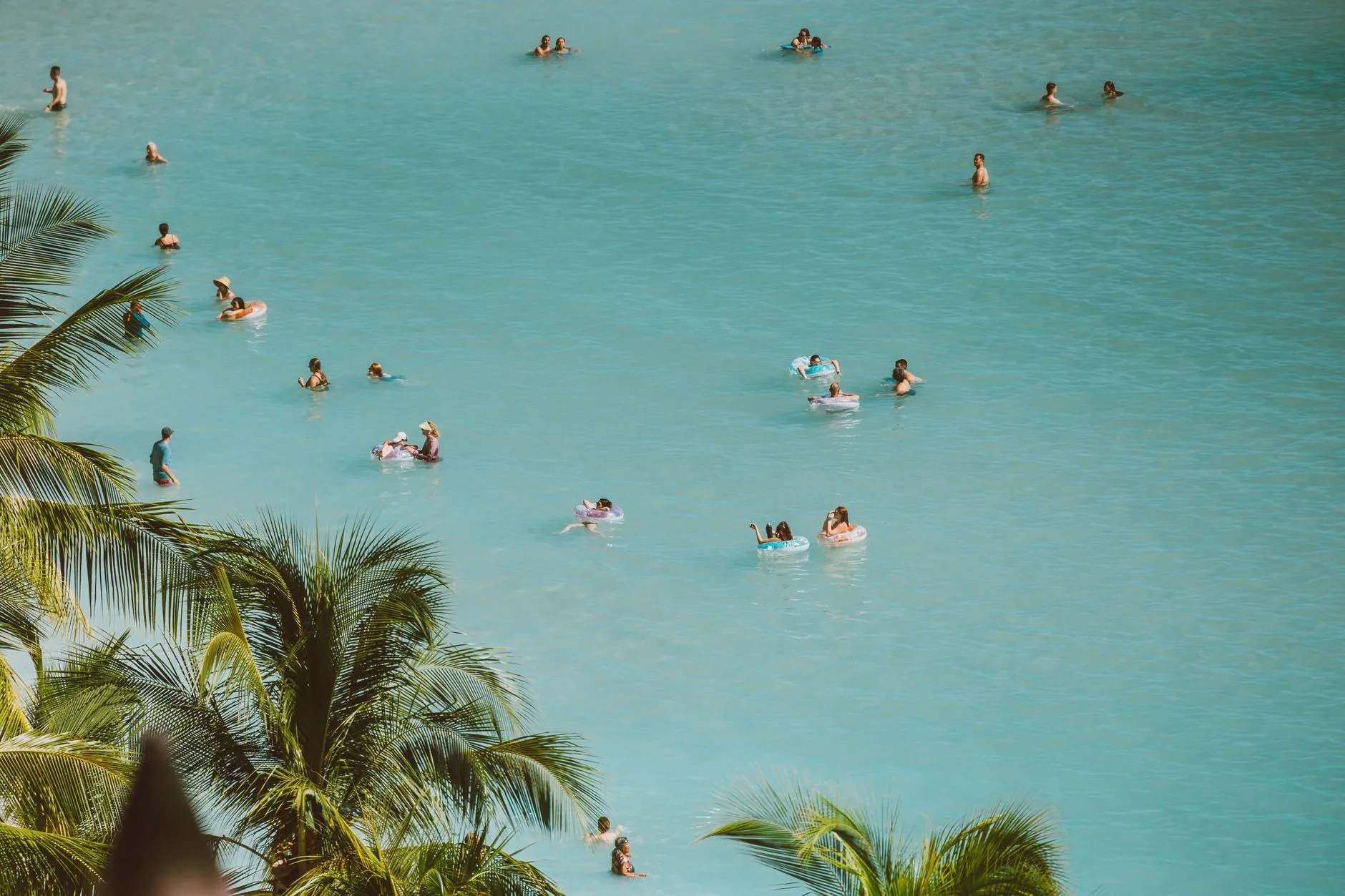 Lagon protégé par la barrière de corail à La Réunion avec panneau de sécurité baignade