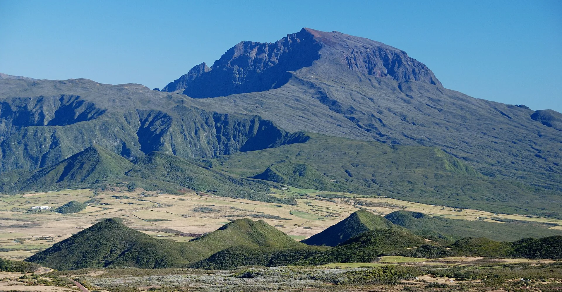 Randonneurs montant vers le sommet du Piton des Neiges au lever du soleil, La Réunion