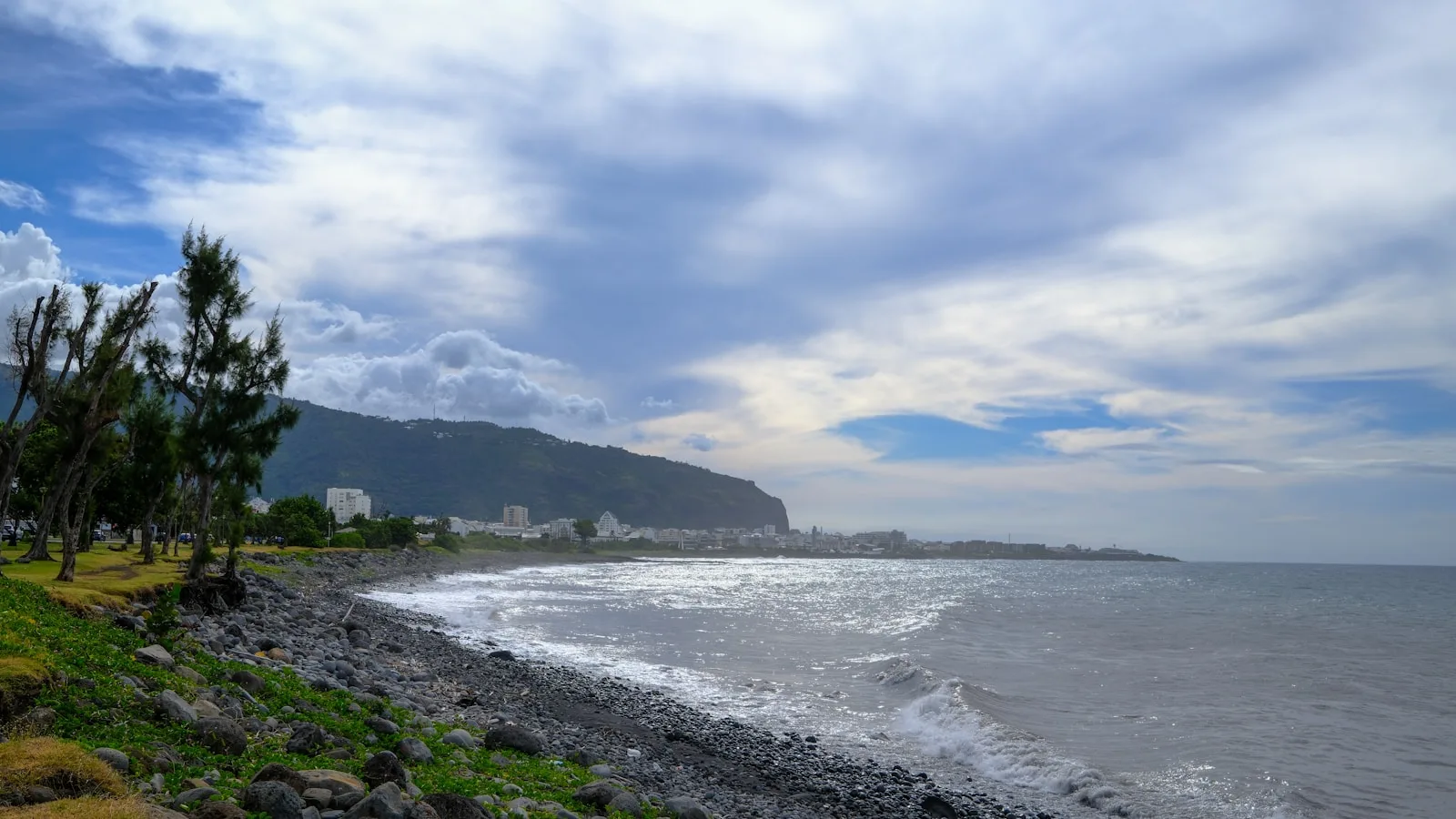 Passeport et visa posés sur une carte de La Réunion avec avion en arrière-plan