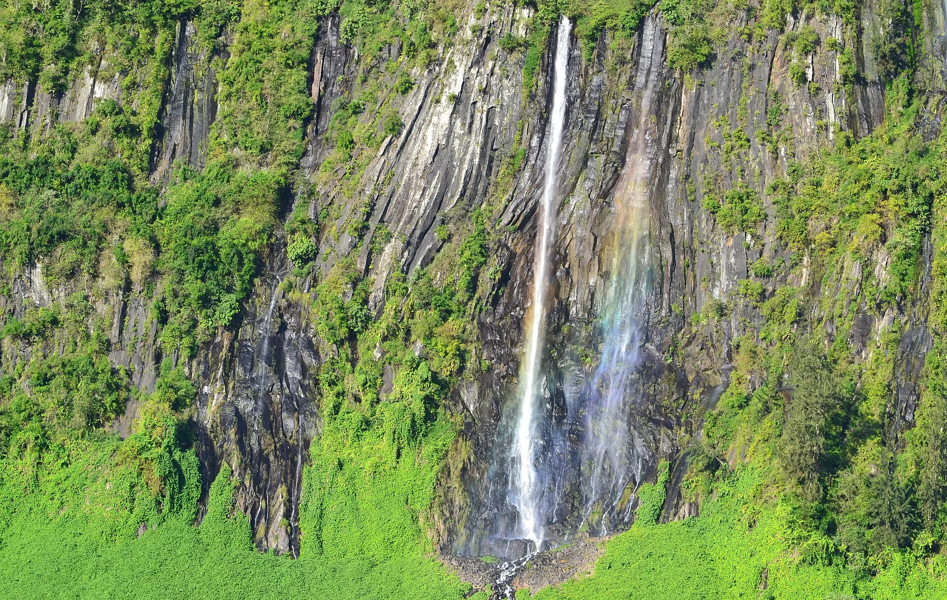 Le Trou de Fer et ses cascades vus depuis le belvédère de Bélouve, au-dessus du cirque de Salazie