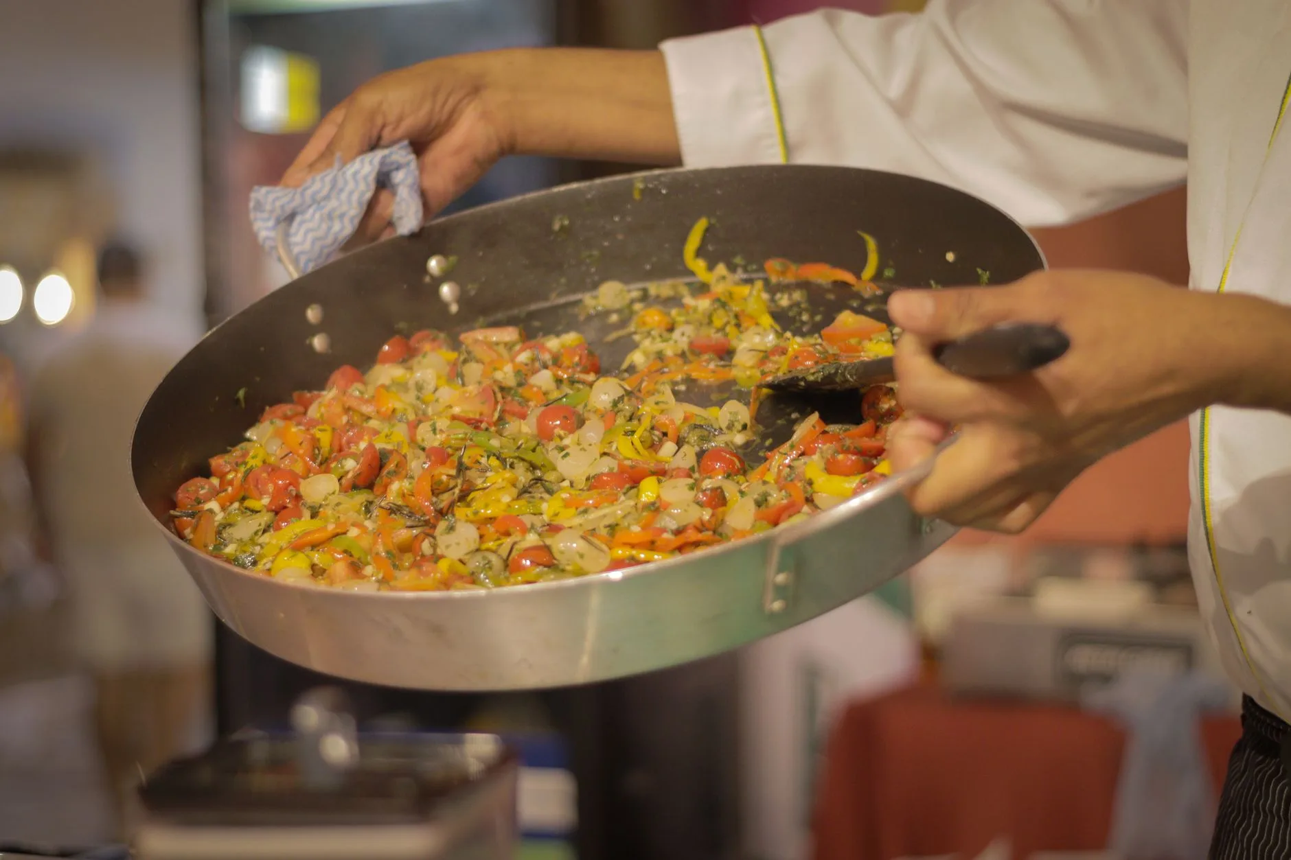 Cari de lentilles et légumes créoles servis avec riz blanc et rougail à La Réunion