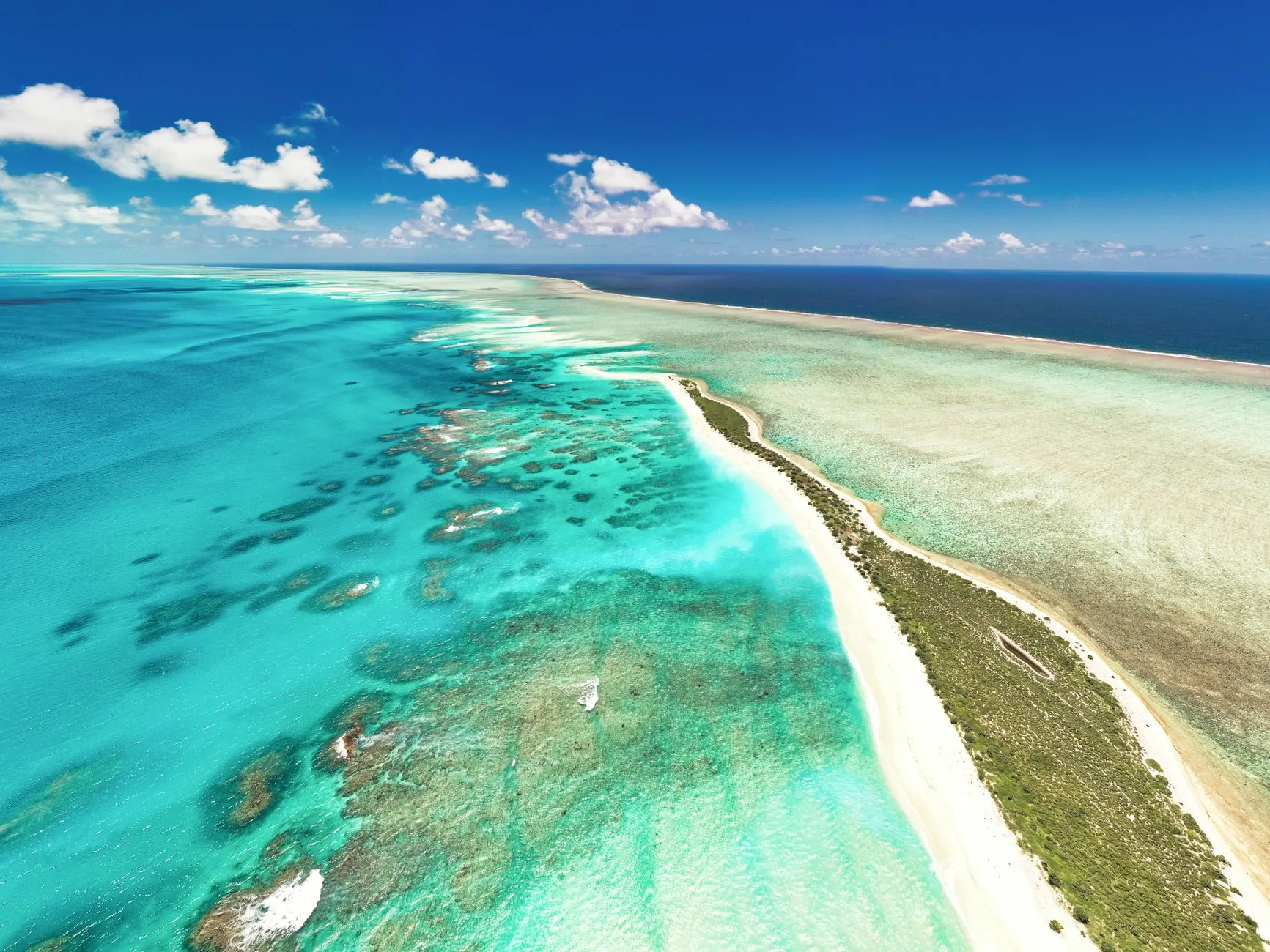 Lagon de Saint-Leu avec ses eaux turquoise protégées par le récif corallien, côte ouest de La Réunion