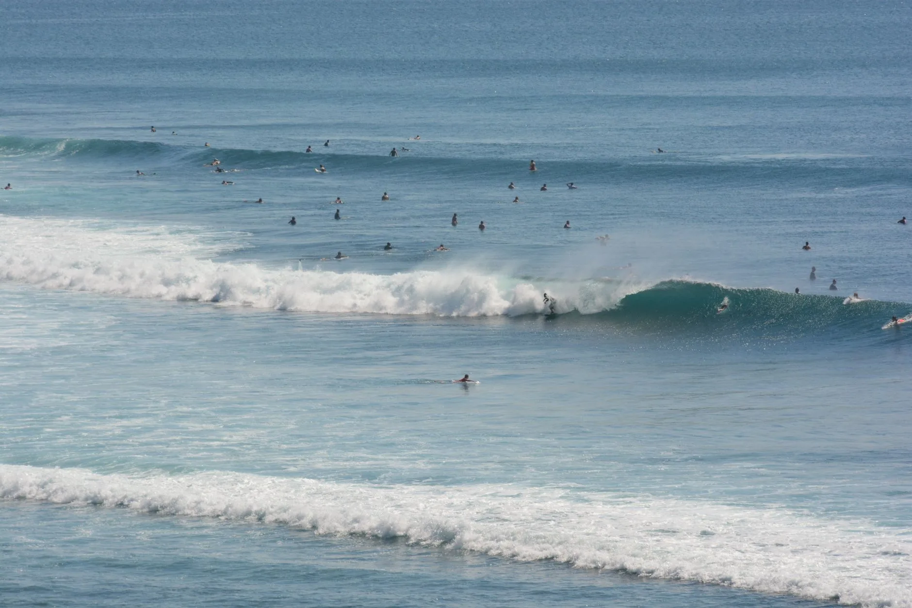 Surfeur sur la Gauche de Saint-Leu, vague légendaire de la côte ouest réunionnaise